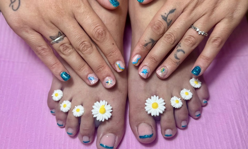 Image 2: Manicura o pedicura semipermanente y opción a refuerzo para 1 persona