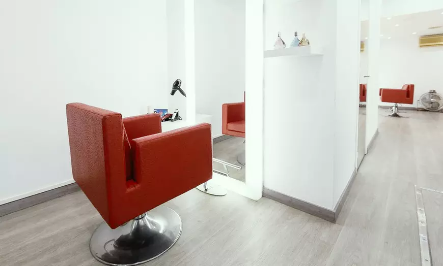 Image 3: Sesión de peluquería con lavado y corte y opción a mascarilla y masaje