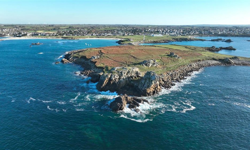 Image 8: Finistère en 4* : chambre double avec balcon vue jardin, option pdj