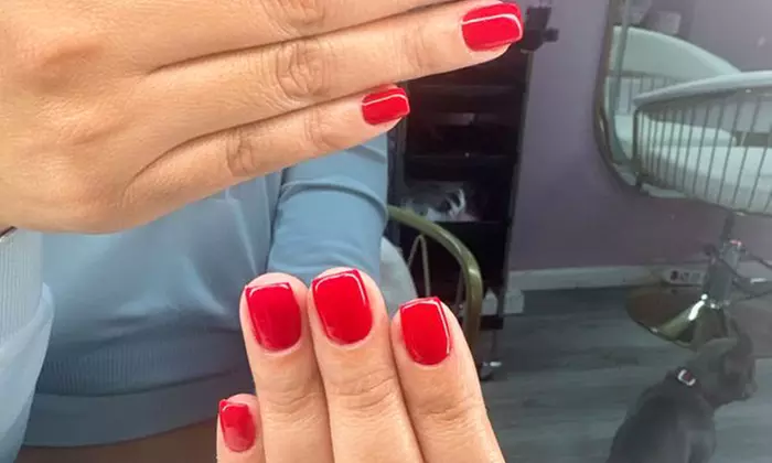 Sesión de manicura y/o pedicura con esmaltado normal o semipermanente