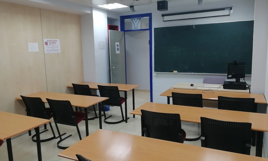 Image 3: Hasta 12 meses de clases de inglés o clases de refuerzo escolar