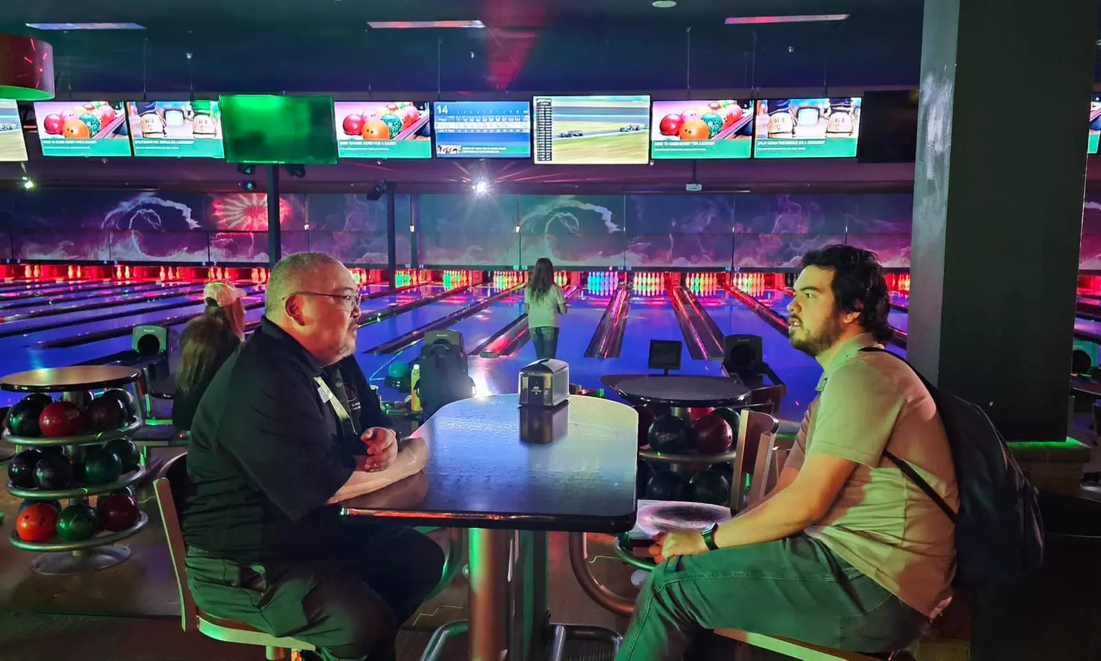 1 or 2 hours Bowling for Up to 6 People at a 40 Lanes Center + Food