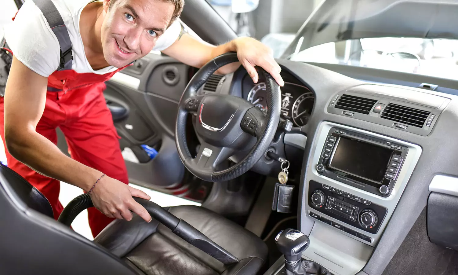 Frischer Glanz und Pflege für dein Auto: Dachhimmel- od. Cabrio-Dach-Reinigung für 1 Fahrzeug (bis 60% sparen) - Primary Image