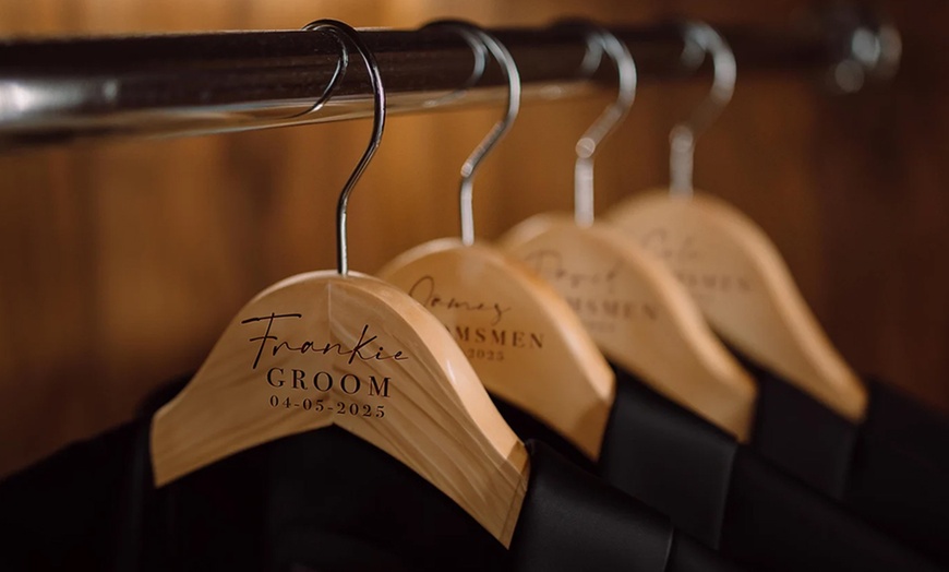 Image 10: Personalisierte Kleiderbügel aus Holz mit Namen und Datum