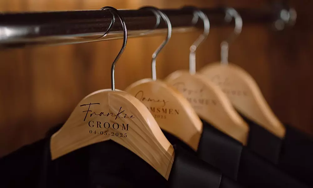 Personalisierte Kleiderbügel aus Holz mit Namen und Datum