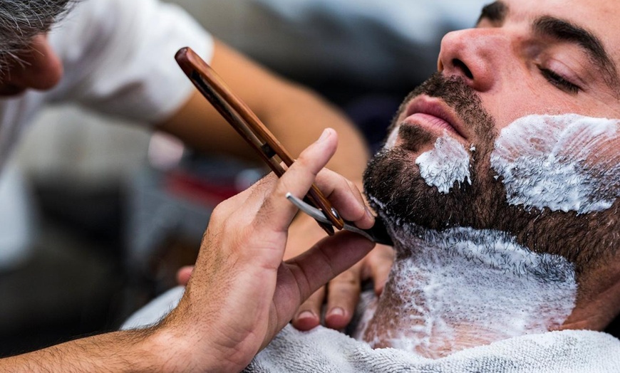Image 2: 2 sesiones de peluquería para hombre con masaje y arreglo de barba