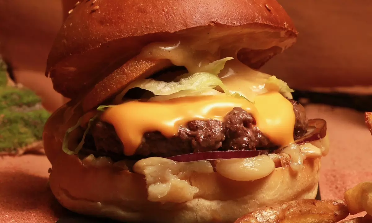 Menu burger avec frites ou salade et dessert, sur place ou à emporter