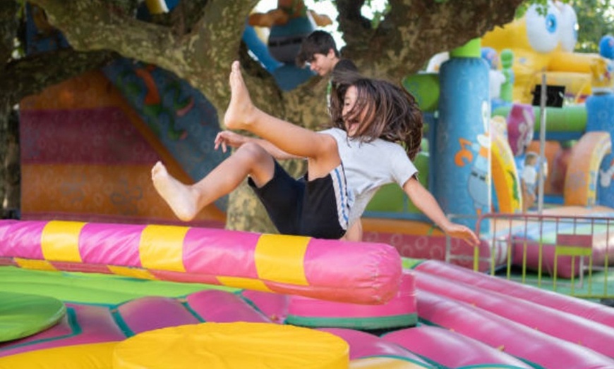 Image 11: Entrada al circuito de hinchables Crazy Warriors del 17 al 25 de abril