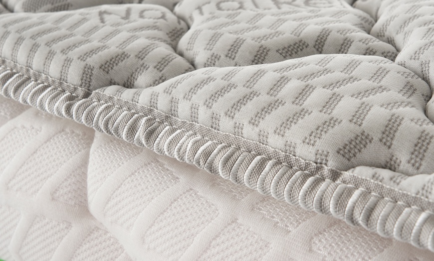 Image 5: Gesteppter Topper mit Kamille-Gewebe