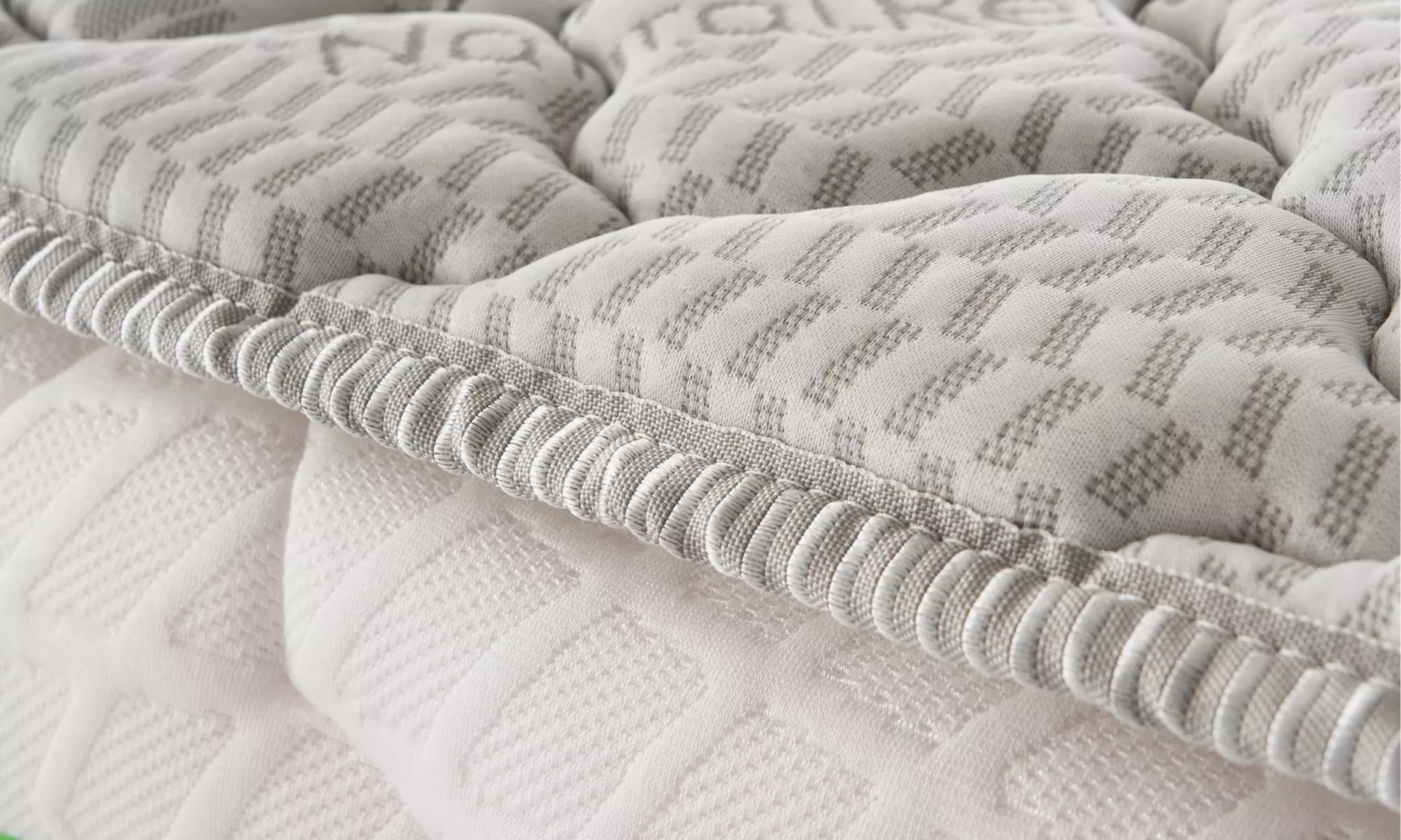 Gesteppter Topper mit Kamille-Gewebe