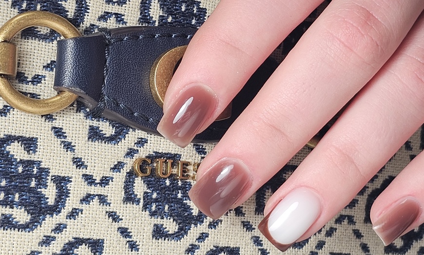 Image 3: Perfekcyjne dłonie i stopy: manicure i pedicure hybrydowy