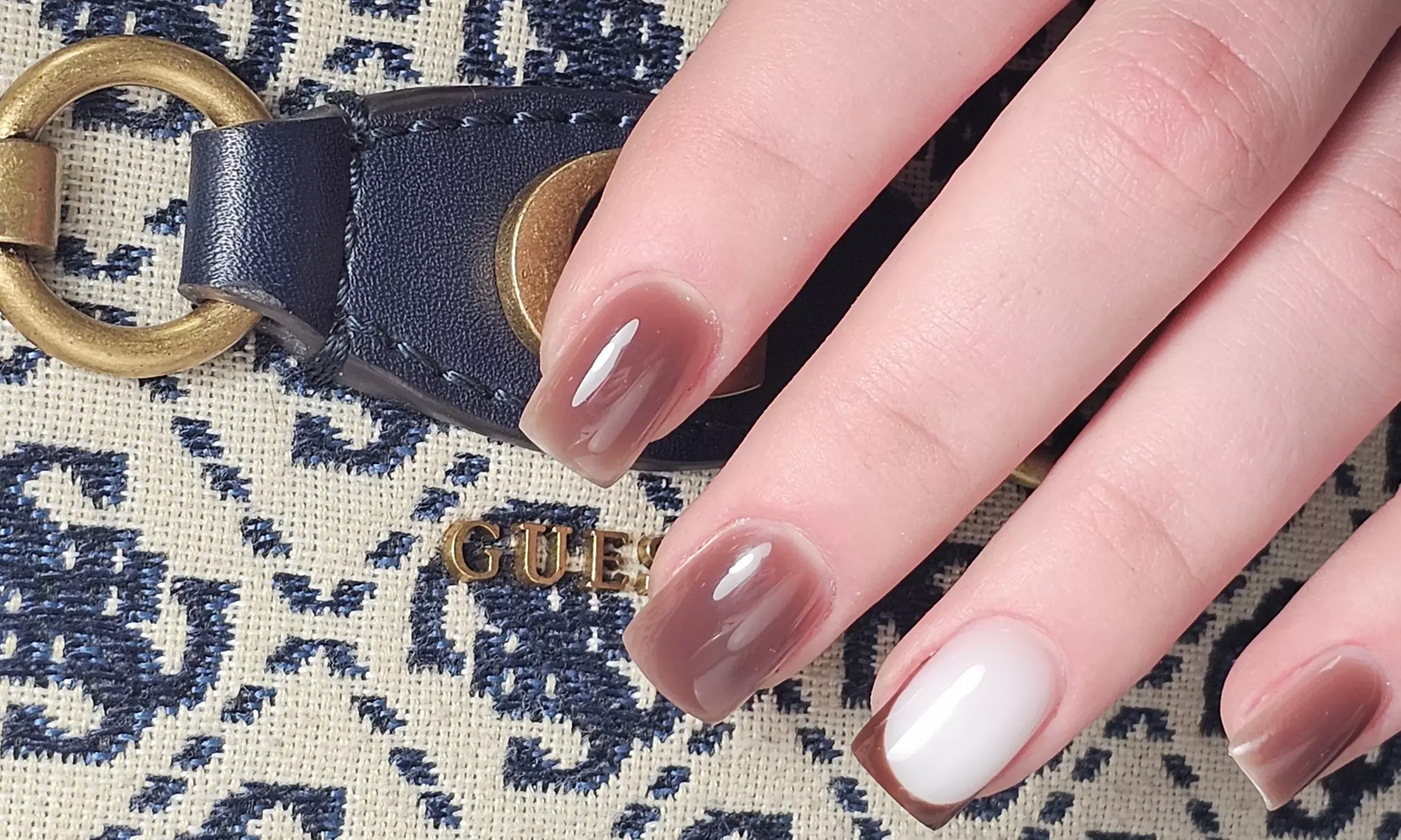 Perfekcyjne dłonie i stopy: manicure i pedicure hybrydowy