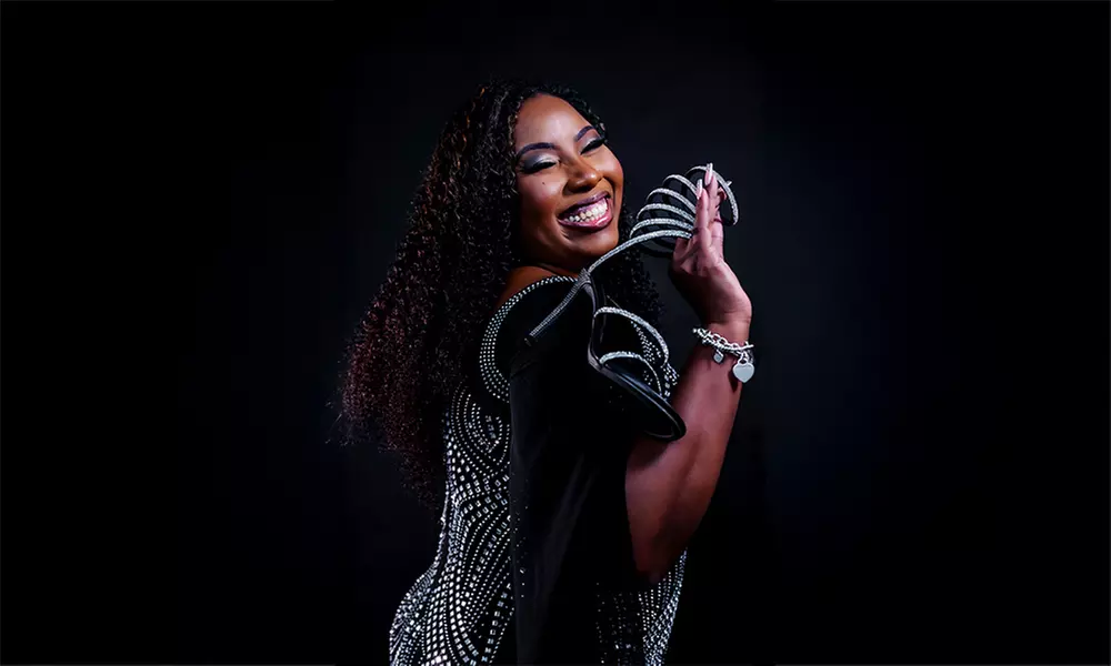 30, 60, 90 Min In-Studio Photography Shoot w/ 5, 15, 20 Digital Prints