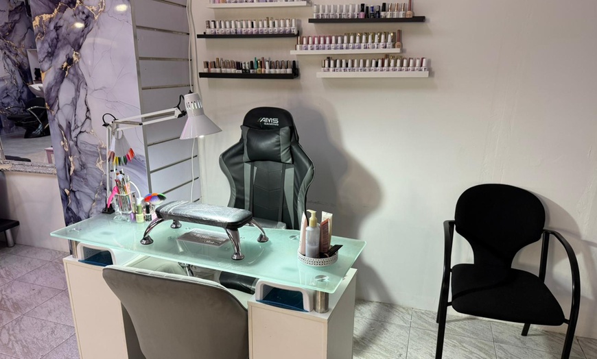 Image 2: Manicura y/o pedicura con esmaltado normal o semipermanente