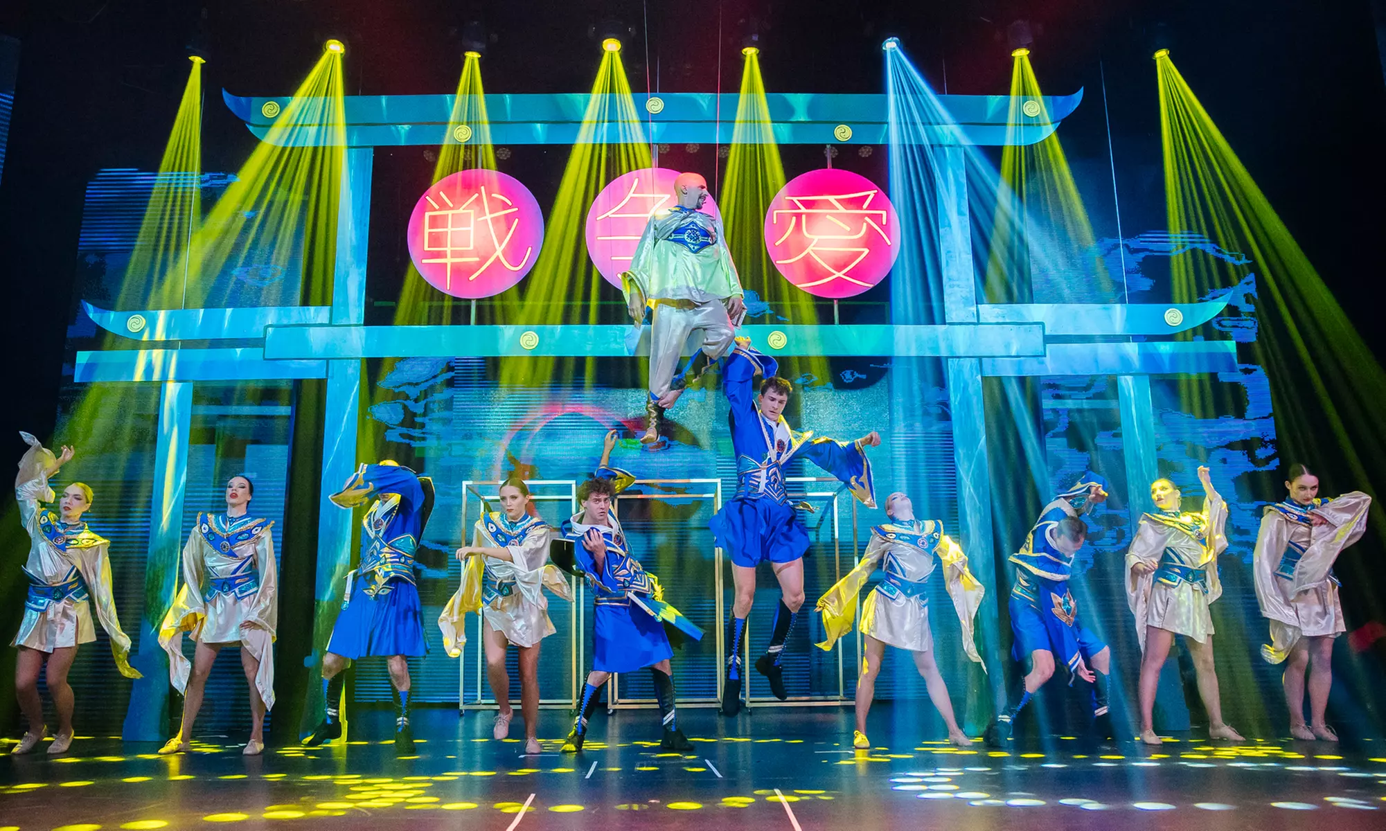 2 Plätze für eine Show, optional mit Menü und Cocktail