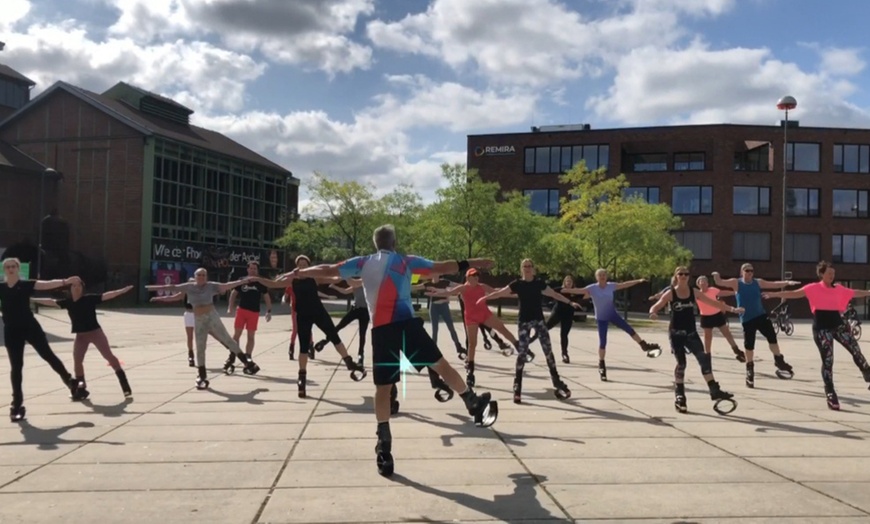 Image 2: 5er- oder 10er-Karte für Jumpschuh-Training & Leihschuhe für 1 Person