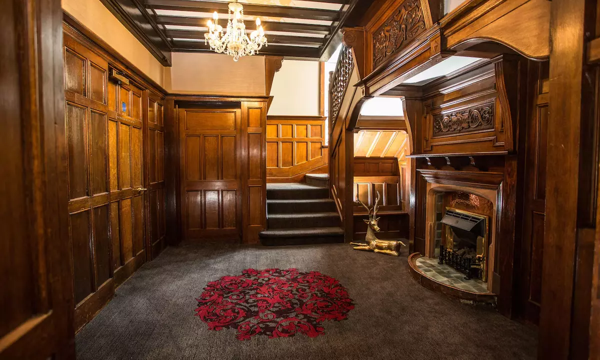 Cheshire: Executive Double Room with Breakfast and Bottle of Prosecco