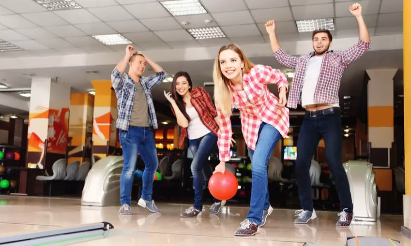 Frühstücksbowling: Frühstücksbuffet, eine Runde Bowling und Leihschuhe für 2 oder 4 Personen (bis zu 22% sparen) - Second Medium