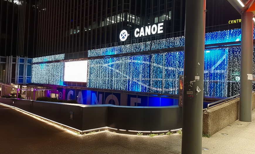 Image 15: Comilona y diversión: menú con copas, crédito de juego y parking