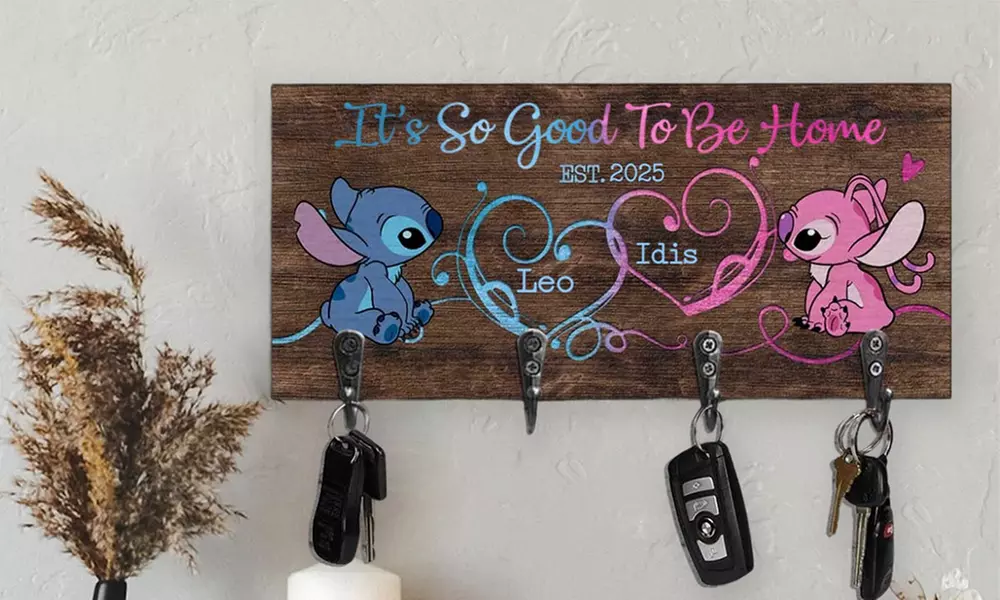 Personalisiertes Schlüsselbrett aus Holz mit Namen in Design nach Wahl