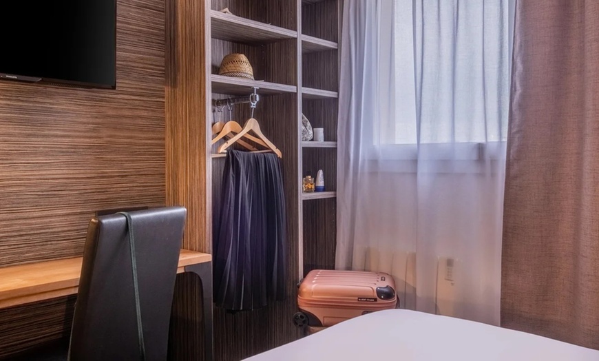 Image 12: Angers Sud : chambre standard ou supérieure, option pdj et planche 