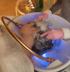 60 Minute Head Spa Treatment with Deep Cleansing & Moisturizing Facial - AMI ROSE BEAUTY