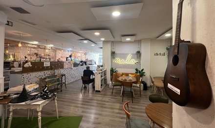 Para 2 personas: Menú de brunch con bebida caliente, bebida fría, yogur, helado o fruta, croissant y tostada - Mola Cafetería Bio