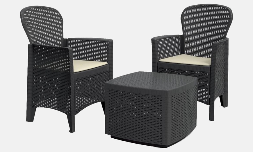 Image 2: Tuinset met twee stoelen en een tafeltje