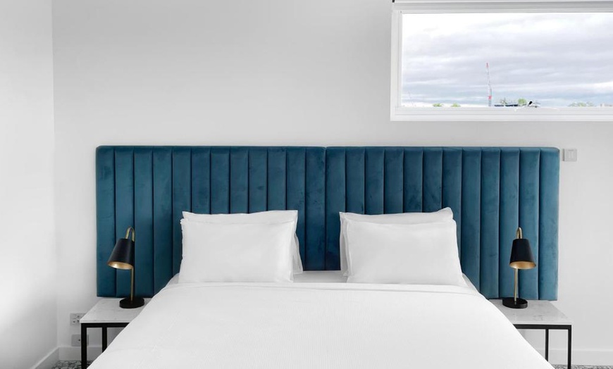 Image 4: Brisbane Getaway for Two: Swiss-Belhotel Stay + Wine & Late Checkout