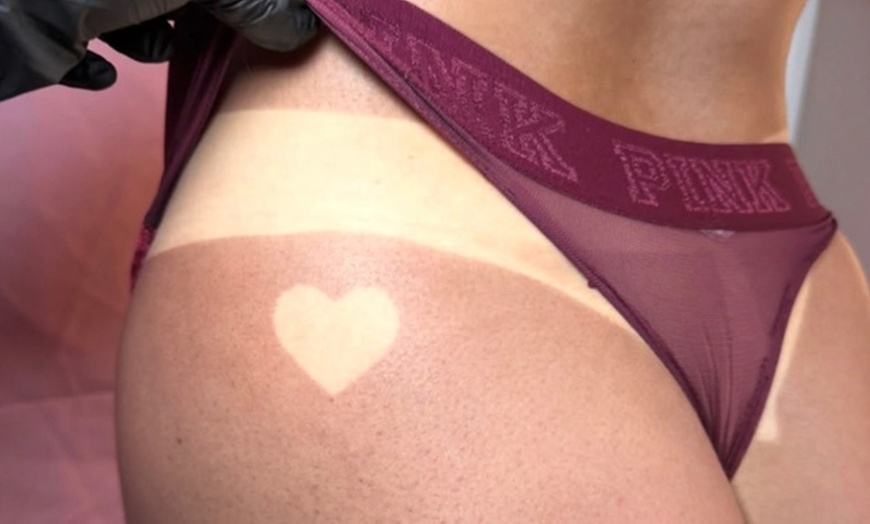 Image 2: Flawless Spray Tan for a Sun-Kissed Glow