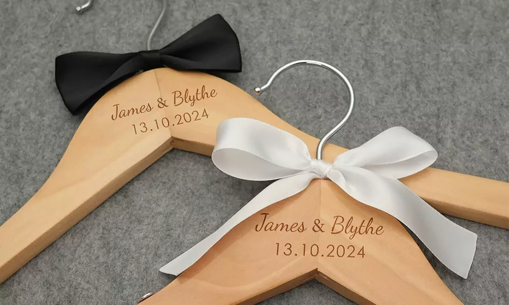 Personalisierte Kleiderbügel aus Holz mit Namen und Datum