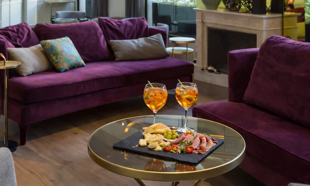 Aperitivo italiano con copas y picoteo para 2 o 4 en hotel 5 estrellas