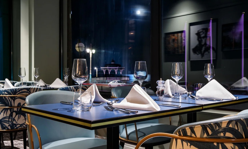 Image 6: Brighton: Seafront Stay for 2 with Breakfast, Welcome Drink & Dinner