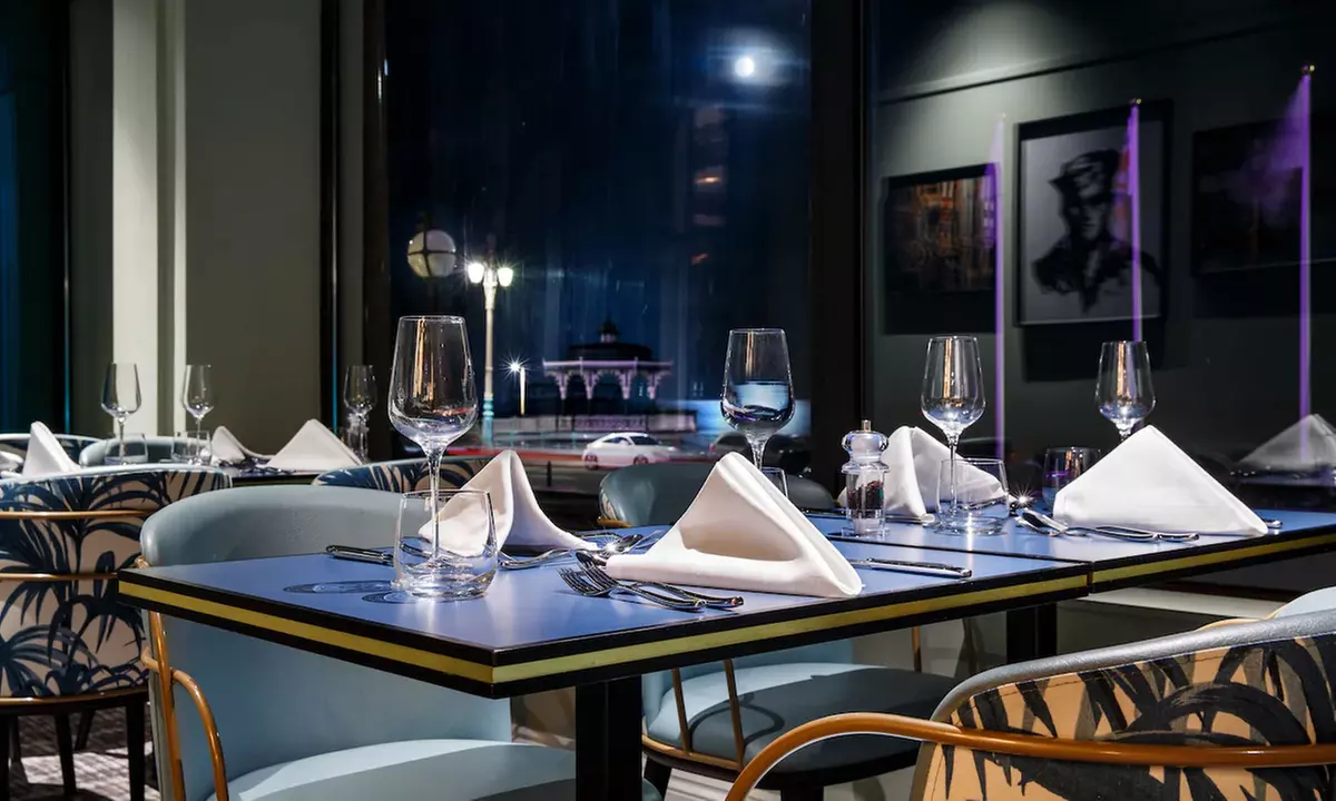 Brighton: Seafront Stay for 2 with Breakfast, Welcome Drink & Dinner