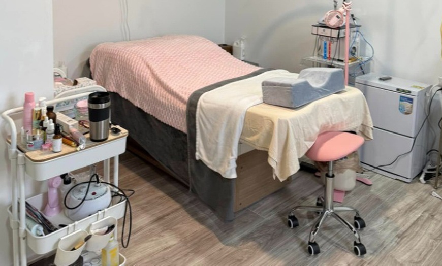 Image 3: Relax & Rejuvenate w/ 60, 75, or 90-Minute Swedish Massage & Hot Stone