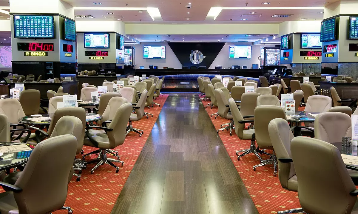 Comilona y diversión: menú con copas, crédito de juego y parking