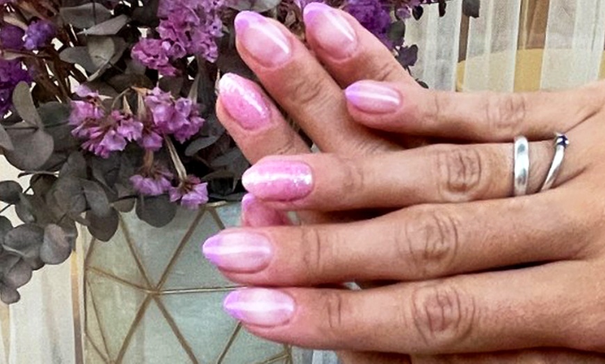 Image 13: Manicura o pedicura exprés con esmaltado normal o permanente