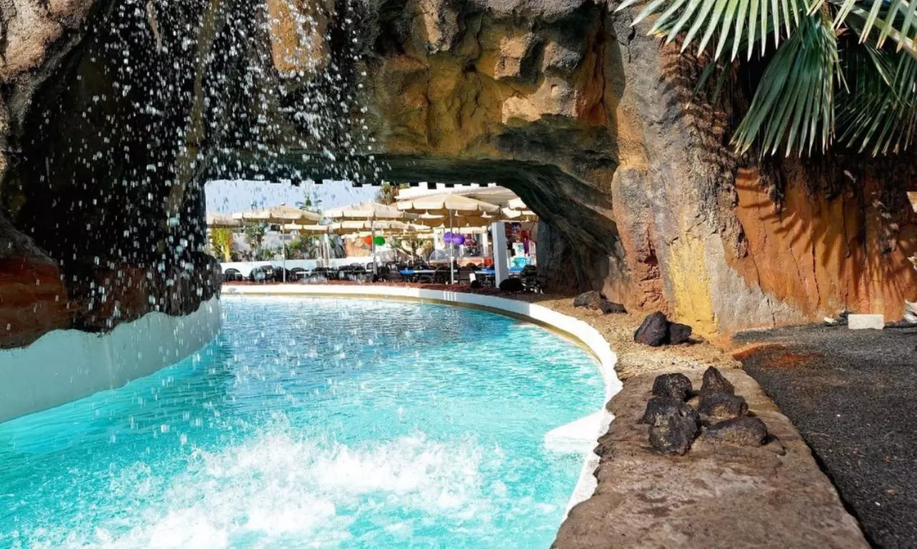 Entrada para niño o adulto a parque acuático Aqualava en Lanzarote