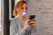 Smartphone kit de blanchiment GlamWhite  : blanchissez vos dents avec votre smartphone - Second Medium