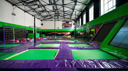 2-godzinny wstęp do parku trampolin dla 1 osoby - Maniaskakania trampoliny & park linowy