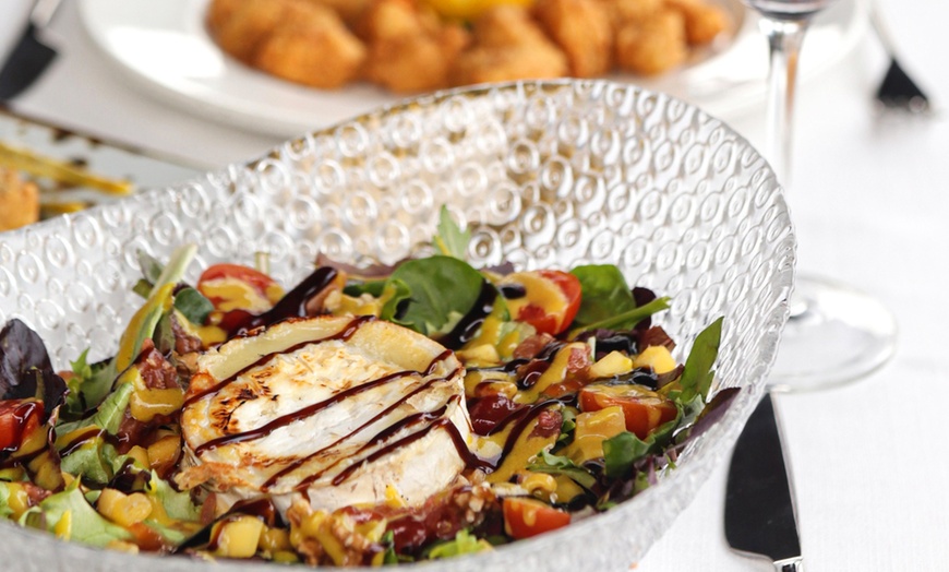 Image 17: Menú tradicional español con opción a botella de vino para 2 o 4