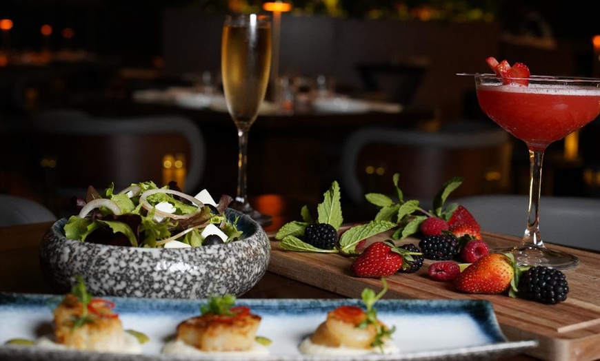 Image 1: Saturday Brunch(4 Hours) For 1,2,or 4 Bottomless Beverages & More
