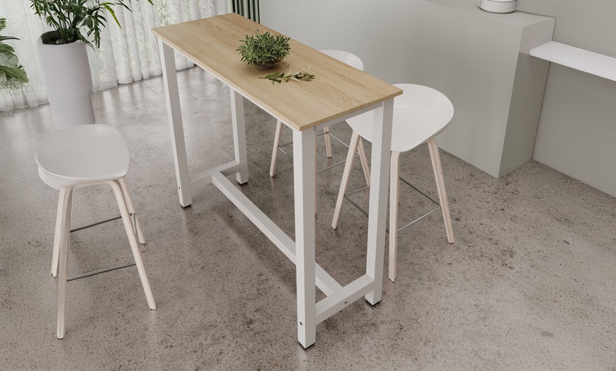 Image 9: Tavolo alto stile bar