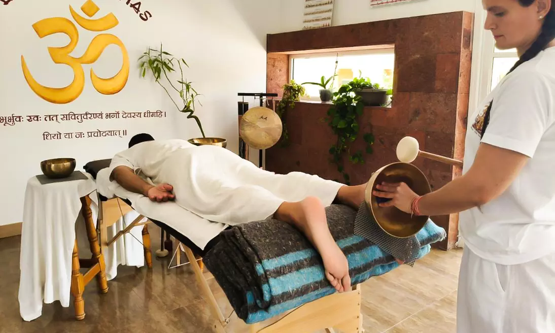 Masaje con cuencos sonoros y reflexología podal para 1 o 2 personas de 60 o 90 minutos con hasta un 71% de descuento - Primary Image