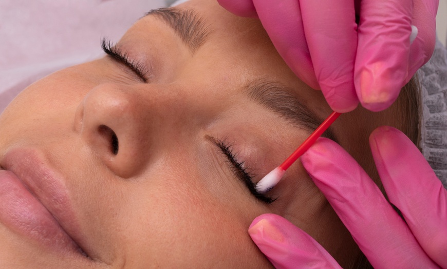 Image 4: Lifting y tinte de pestañas con opción a diseño y exfoliación de cejas 