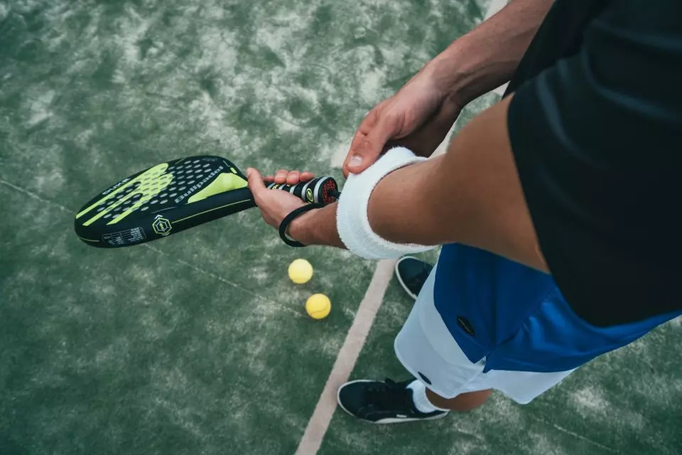Padel: sportieve uitdaging met indoor en outdoor courts