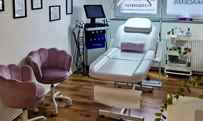 Gesichtsbehandlung nach Wahl, optional mit Microneedling oder Massage