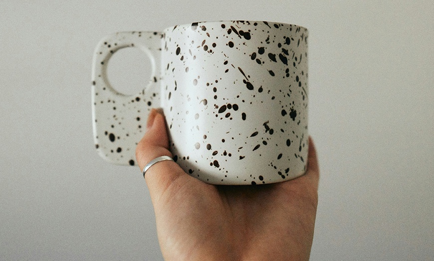 Image 1: Taller de cerámica "Crea y decora tu taza" de 2,5 h con bebida o té