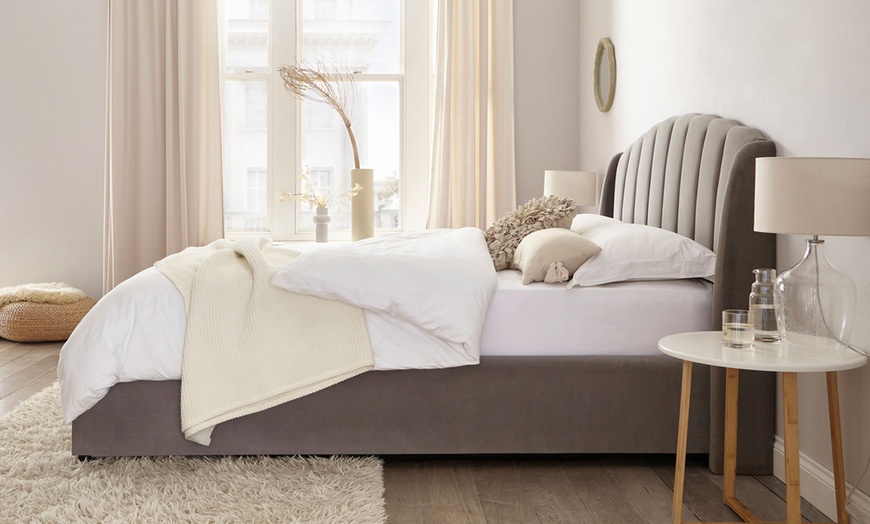 Image 3: Aurelia Winged Upholstered Bed 