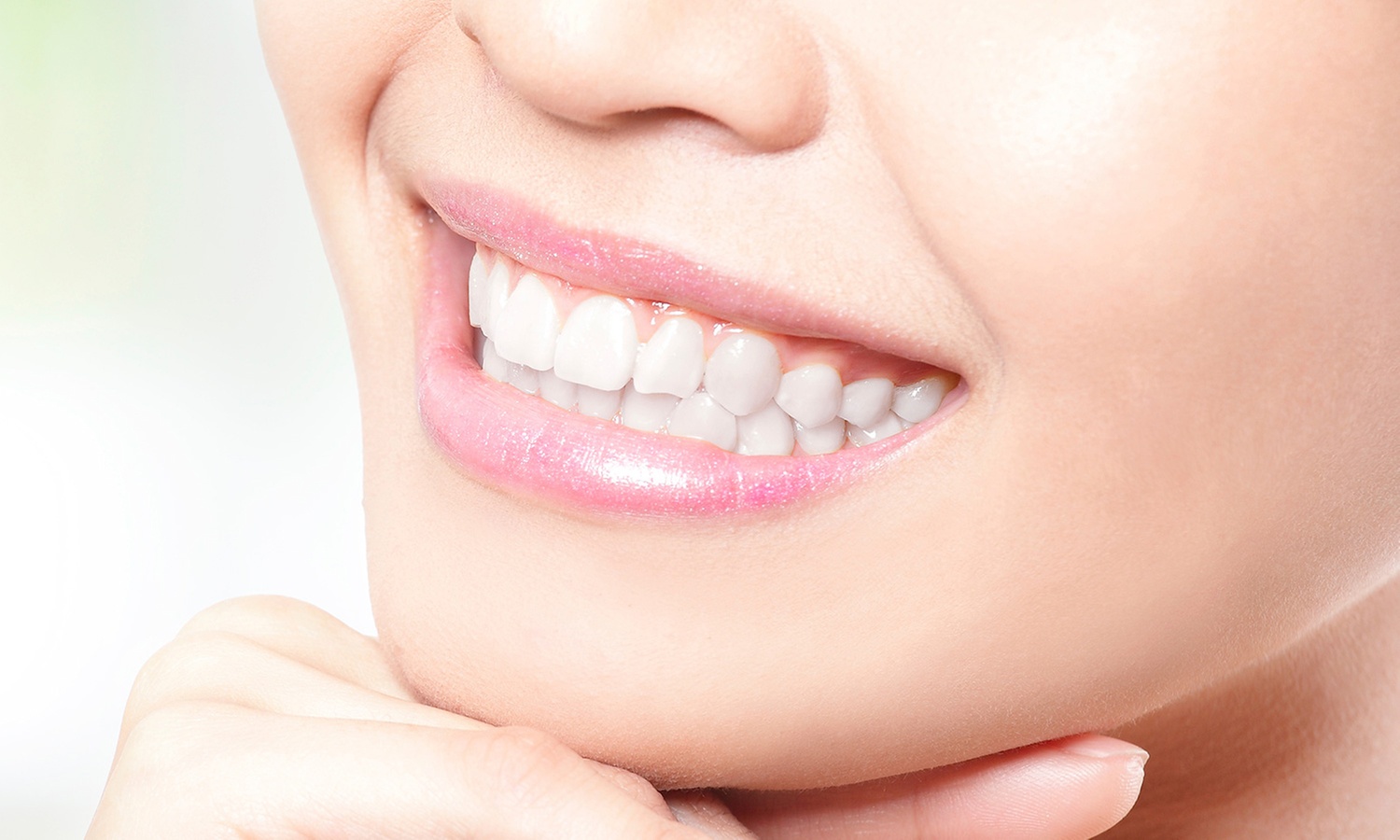 Sonrisas relucientes con empastes y limpieza bucal profesional